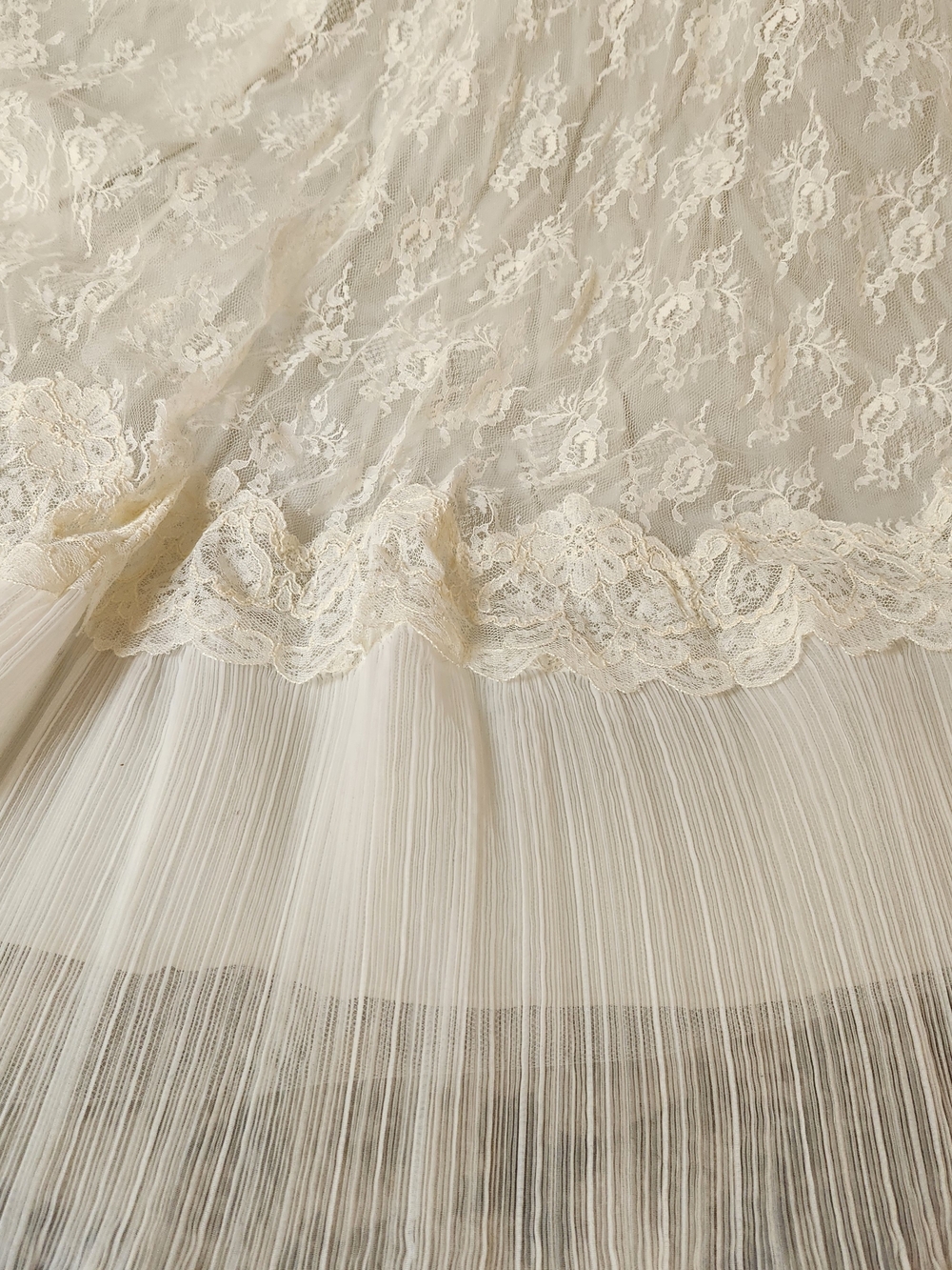 Rare 1960s Victorian Lace Wedding Set: Rose Detail Hat, Veil & Bustled Gown - Picture 5 of 16